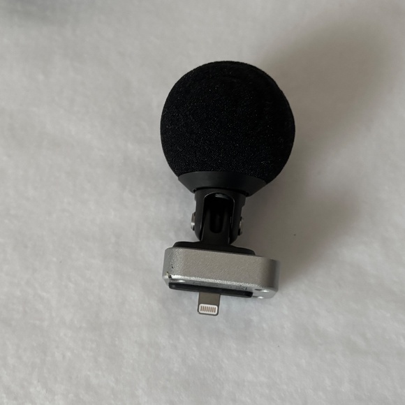 Shure MOTIV MV88 Digital Stereo Condenser Microphone for iPhone (Lightning) - Picture 3 of 16